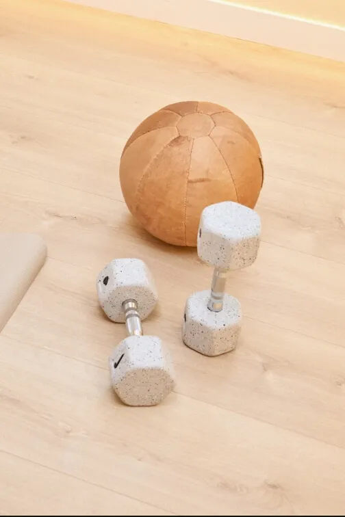 Detalle del logotipo Piko Studios en la recepción del estudio San Bernardo